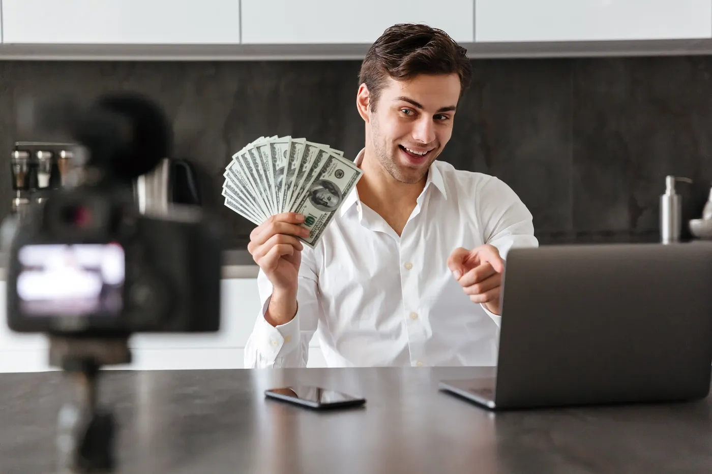 17 Highest CPM YouTube Niches to Maximize Your Earnings